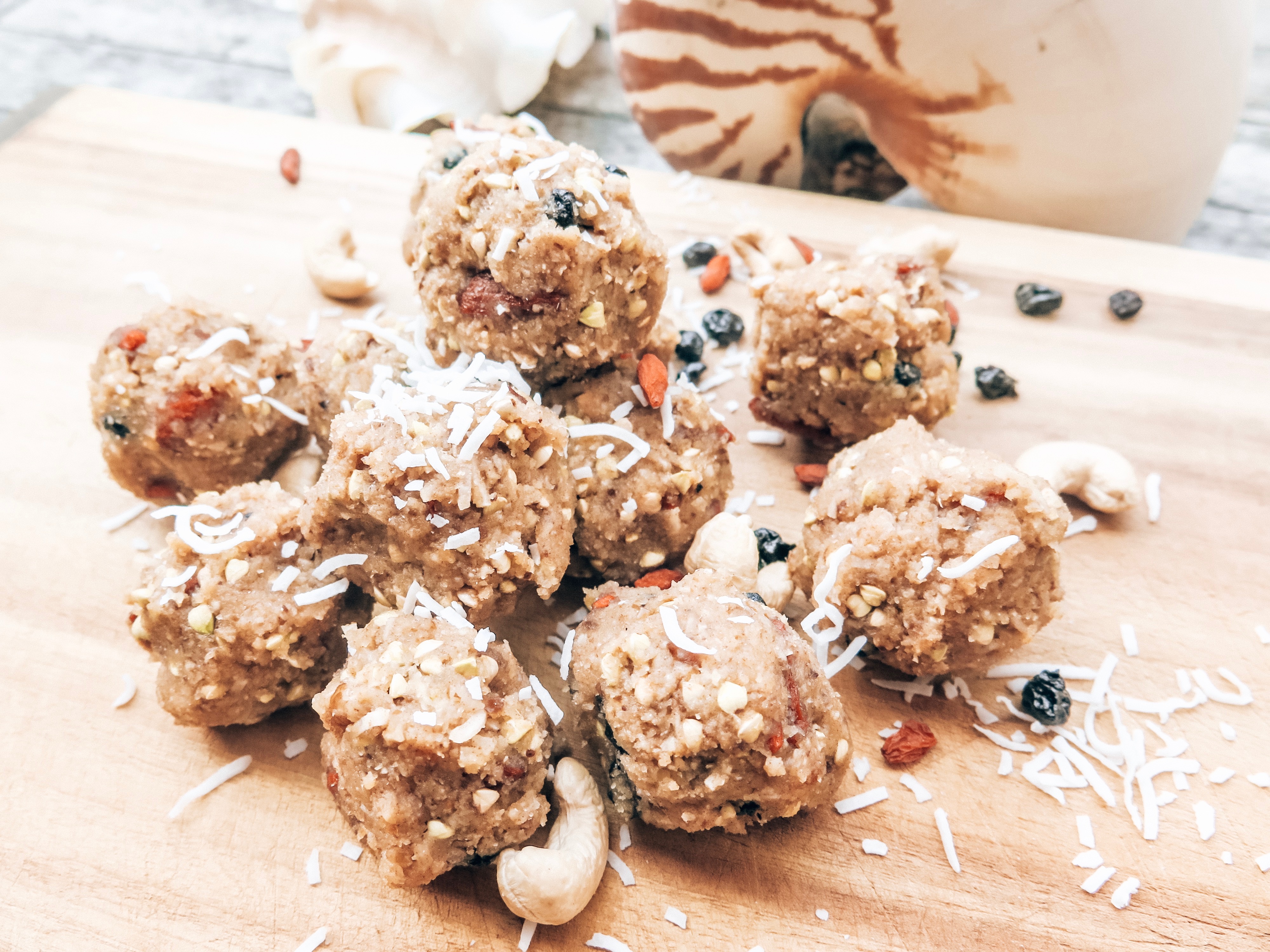 You are currently viewing CHAI CASHEW BLISS BALLS- GF / VEGAN / PALEO